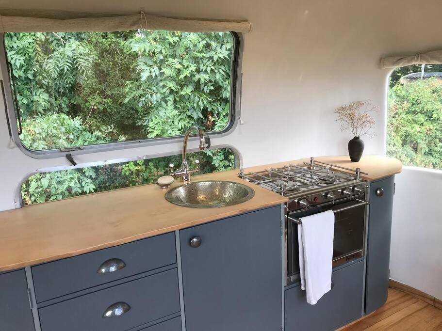 Airstream, Vintage American Caravan & Hottub Ashburton Exterior foto